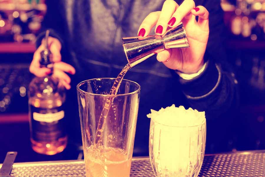 সম্পর্কে আসার আগে থেকেই বিবাহিত রিয়াজ। এক জন নয়, ৩ জন মহিলাকে বিয়ে করেছেন তিনি। ঊর্বশী পানশালায় কাজ করতেন। সেই পানশালায় নিয়মিত যেতেন রিয়াজ। সেখানেই আলাপ হয় ২ জনের। রিয়াজ এবং ঊর্বশীর বন্ধুত্ব গভীর হতে থাকে।