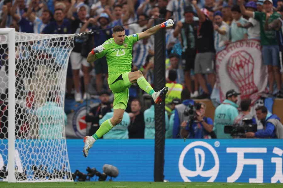 এই মনস্তাত্ত্বিক যুদ্ধে প্রতিপক্ষের মনোবলকে কী ভাবে ভেঙে গুঁড়িয়ে দেওয়া যায়, সেটাই করে দেখিয়েছিলেন আর্জেন্টিনার গোলরক্ষক এমিলিয়ানো মার্তিনেস। কী ভাবে সেটা করলেন, তার ব্যাখ্যা দিয়েছেন মনস্তত্ত্ববিদ গেইর জরডেট। ফাইল চিত্র।