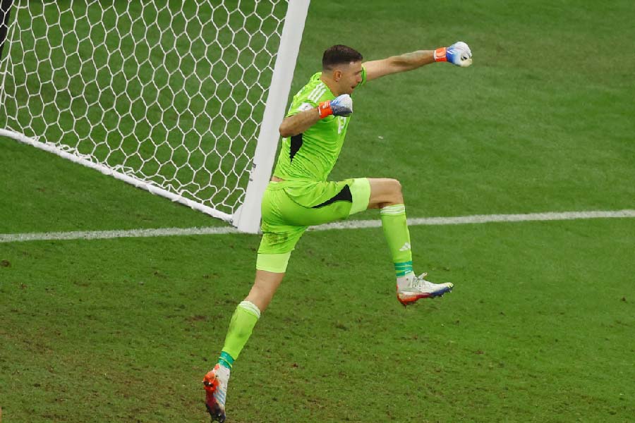 জরডেটের দাবি, সাধারণত প্রথম পেনাল্টি বাঁচানোর পর উল্লাসে ফেটে পড়তে দেখা যায় না গোলরক্ষকদের। কিন্তু মার্তিনেস ব্যতিক্রম ছিলেন। গবেষণা বলছে, বিপুল উল্লাস আত্মবিশ্বাস, প্রতিপত্তি এবং শ্রেষ্ঠত্বের সঙ্কেত দেয়। যা দলের সতীর্থদের মনোবল বাড়ায়, প্রতিপক্ষের মনোবলে প্রভাব ফেলে। তাই প্রথম পেনাল্টি বাঁচিয়েই তা উদ্‌যাপন ছিল মার্তিনেসের চতুর কৌশল। ফাইল চিত্র।