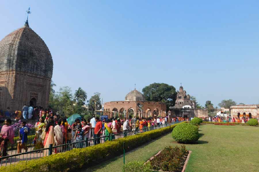 ১০৮ শিবমন্দিরের কাছেই রয়েছে কালনা রাজবাড়ি।