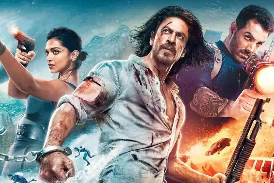 নতুন বছরের গোড়ার দিকে মুক্তি পেতে চলেছে বহু বিতর্কিত, বহু প্রতীক্ষিত ছবি ‘পাঠান’। শাহরুখ খান এবং দীপিকা পাড়ুকোনের জুটিকে বহু বছর পর বড় পর্দায় দেখা যাবে বলে দীর্ঘ দিন ধরে অপেক্ষা করে রয়েছে দর্শকমহল। শাহরুখ এবং দীপিকা ছাড়াও এই ছবিতে অভিনয় করতে দেখা যাবে জন আব্রাহাম, আশুতোষ রানা, ডিম্পল কাপাডিয়ার মতো তারকাদের।