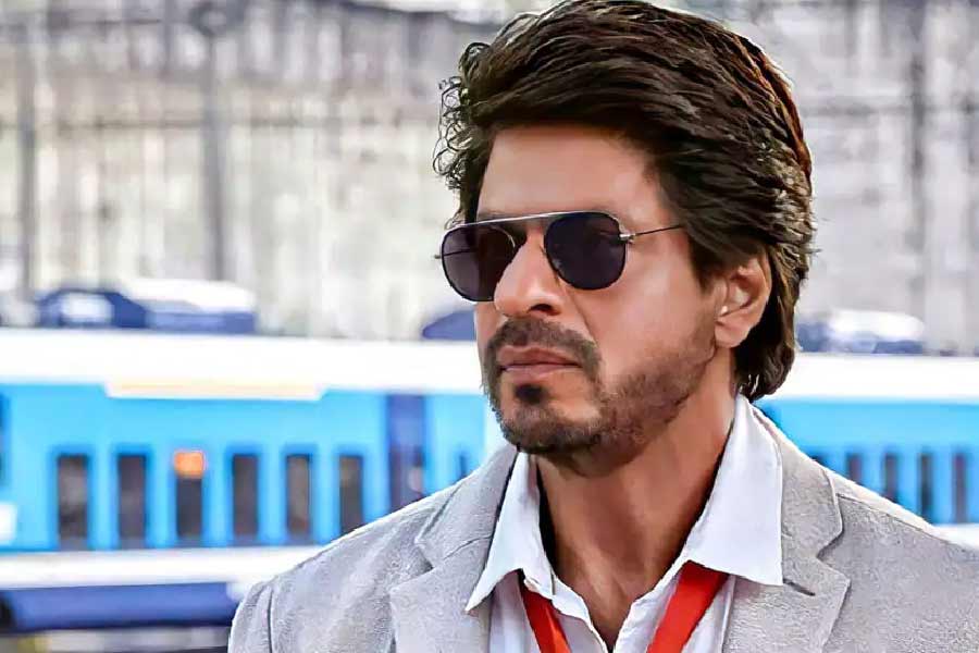 ‘পাঠান’ ছবিতে অভিনয় করার জন্য শাহরুখ সবচেয়ে বেশি পারিশ্রমিক পেয়েছেন। এই ছবি থেকে ১০০ কোটি টাকা উপার্জন করেছেন শাহরুখ।