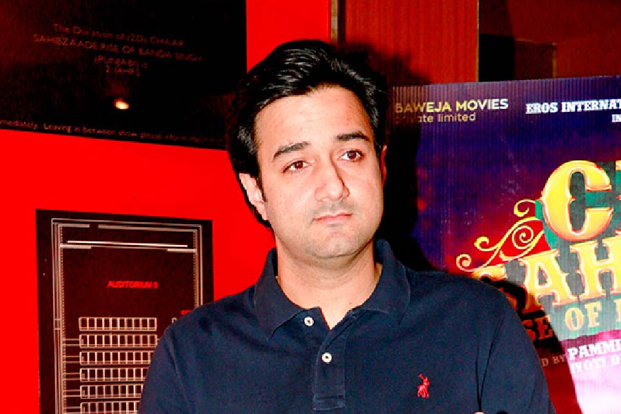 এই ছবির পরিচালনার দায়িত্বে রয়েছেন সিদ্ধার্থ আনন্দ। পরিচালক হিসাবে কাজ করে ৬ কোটি টাকা উপার্জন করেছেন তিনি।