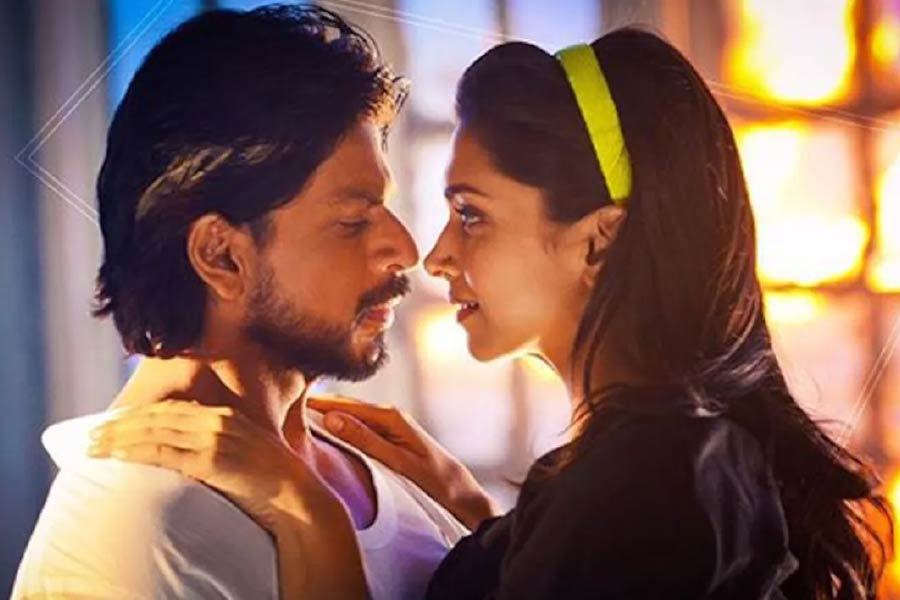 তবে ইতিমধ্যেই ‘পাঠান’ ছবিটি বয়কট করার রব তুলেছেন মধ্যপ্রদেশের স্বরাষ্ট্রমন্ত্রী নরোত্তম মিশ্র। মধ্যপ্রদেশের পর ‘পাঠান’ ছবি নিয়ে সবচেয়ে বেশি বিতর্ক তৈরি হয়েছে অযোধ্যা শহরে। শাহরুখ খান-দীপিকা পাড়ুকোনের পোস্টারও পোড়ানো হয় অযোধ্যায়।