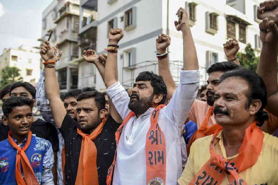 এমনকি, অযোধ্যার রাস্তায় এই ছবির প্রতিবাদে নামেন সেখানকার তপস্বী ছাবনীর সাধুরা। সেখানেই পরমহংস আচার্য বিস্ফোরক মন্তব্য করেন। শাহরুখ খানকে পুড়িয়ে মারার হুমকি দেন তিনি।