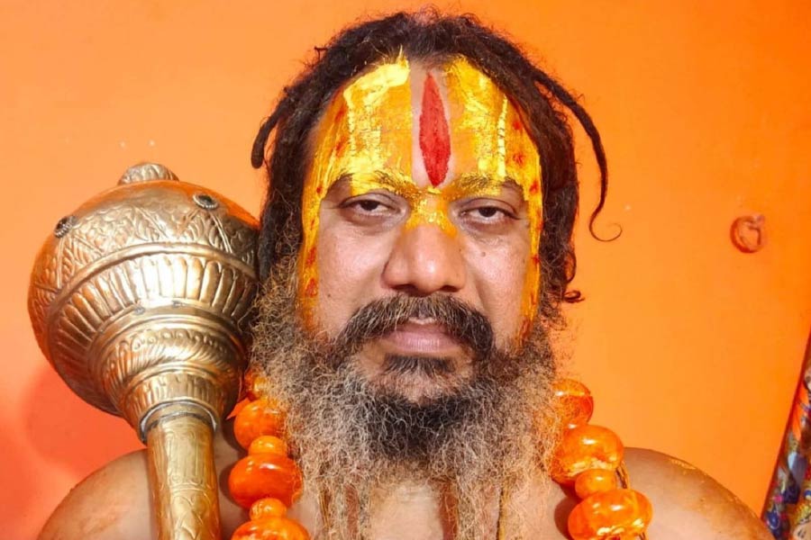 পরমহংস আচার্য বলেন, ‘‘আজকে শুধু ওঁর পোস্টার পুড়িয়েছি। আমি খুঁজছি ওঁকে, যে দিন সামনাসামনি দেখা পাব, পুড়িয়ে দেব জিহাদি শাহরুখ খানকে।’’  সনাতন ধর্ম নিয়ে ঠাট্টা-রসিকতা করা হয়েছে ‘পাঠান’ ছবিতে। তাই ছবি মুক্তি পেলে সিনেমাহলেও আগুন লাগিয়ে দেবেন বলে হুমকি দেন তিনি।