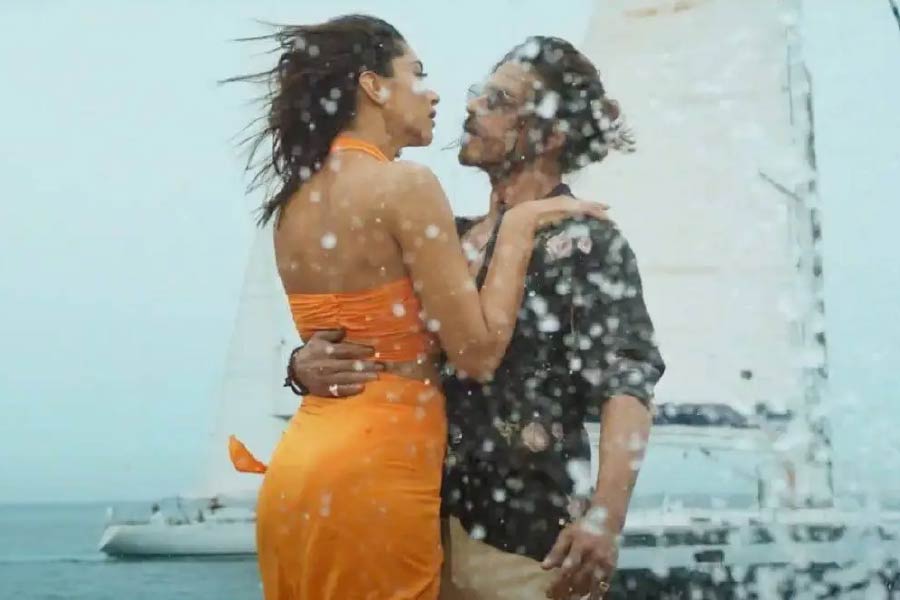 ‘পাঠান’ ছবি ঘিরে বিতর্কের সূত্রপাত ‘বেশরম রং’ গানে দীপিকা পাড়ুকোনের গেরুয়া বিকিনি থেকে। ছবির প্রথম গান প্রকাশ্যে আসার পর থেকে ‘অশ্লীল’ বলে দাগিয়ে দেওয়া হয়। অযোধ্যার ওই সাধু পরমহংস আচার্য দাবি করেন, ছবিতে গেরুয়া রঙের অপমান করা হয়েছে। ক্রমাগত সনাতম ধর্মের অপমান করা হচ্ছে।