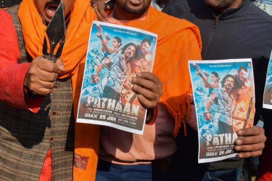 তাই বেশ কয়েকটি দক্ষিণপন্থী রাজনৈতিক দল, এমনকি কংগ্রেসেরও একাংশ ‘পাঠান’ ছবিটি নিষিদ্ধ করার দাবিতে সোচ্চার হয়েছে। বেশ কিছু মুসলিম সংগঠনও একই সুরে গলা মিলিয়েছে।