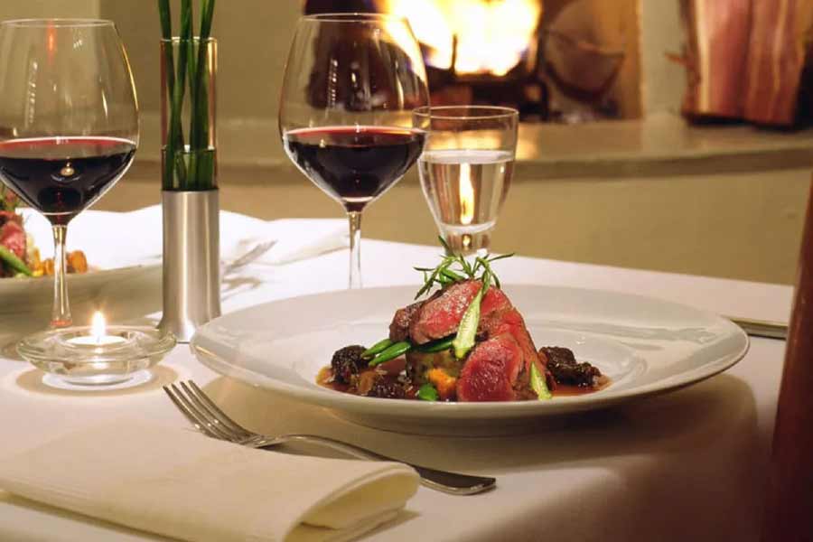 নাম ‘ইথা আন্ডারসি’ রেস্তরাঁ। মলদ্বীপের রঙ্গোলি দ্বীপে রয়েছে এটি। সমুদ্রের ৫ মিটার নীচে বসে পছন্দের খাবার খেতে খেতে পাতালের সৌন্দর্য তারিয়ে তারিয়ে উপভোগ করতে পারবেন। রেস্তরাঁয় একসঙ্গে ১৪ জন বসে খাবার খেতে পারবেন। রয়েছে  নানা লোভনীয় পদ। সেই সঙ্গে রয়েছে ককটেলের ব্যবস্থা। তবে এই রেস্তরাঁয় খেতে হলে খরচও পড়বে অনেক। মাথাপিছু খরচ প্রায় ২৬ হাজার টাকা।