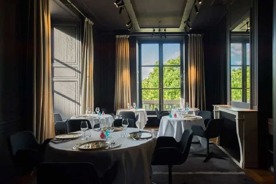 খাবার-দাবার নিয়ে কি আপনি পরীক্ষানিরীক্ষা করেন? নানা রকমের খাবার চেখে দেখার শখ রয়েছে? তা হলে আপনার জন্য সেরা রেস্তরাঁ প্যারিসের ‘ম্যায়সন পিক ভেলেন্সে’। এই রেস্তরাঁয় মাথাপিছু খরচ হবে প্রায় ৩৬ হাজার টাকা।