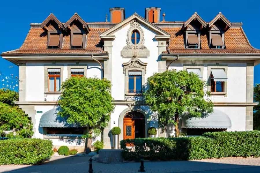 বিশ্বের আরও একটি অন্যতম দামি রেস্তরাঁ হল নিউ ইয়র্কের মাসা। যদি সুশি পছন্দ করেন, তা হলে এই রেস্তরাঁয় এক বার চেখে দেখতে পারেন। বলা হয়, বিশ্বের সেরা সুশি নাকি এই রেস্তরাঁতেই তৈরি করা হয়। এখানে মাথাপিছু খরচ প্রায় ৪৯ হাজার টাকা। তবে যদি তরল কিছু নিতে চান, তা হলে আলাদা খরচ পড়বে।