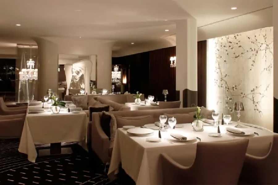 চিনের সাংহাই শহরে ‘আল্ট্রাভায়োলেট’ রেস্তরাঁও যথেষ্ট বিলাসবহুল। এখানে ১০ থেকে ১২ রকমের পদ চেখে দেখতে পারবেন। পানীয় বাদে এই রেস্তরাঁয় মাথাপিছু খরচ পড়বে প্রায় ৪৭ হাজার টাকা থেকে ৭৪ হাজার টাকার মতো।