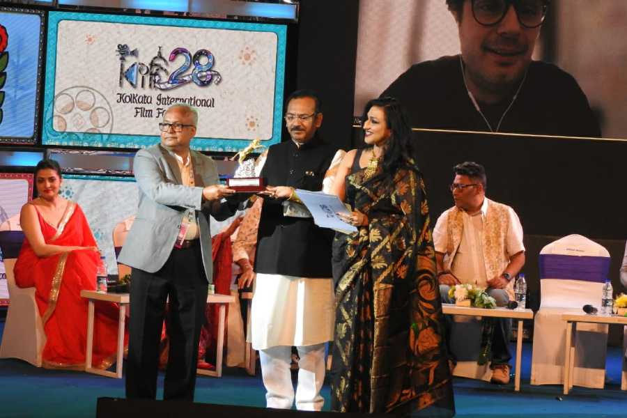 সেরা ছবির পুরস্কার  হাতে বাংলাদেশী পরিচালক মহম্মদ কাইয়ুম। 