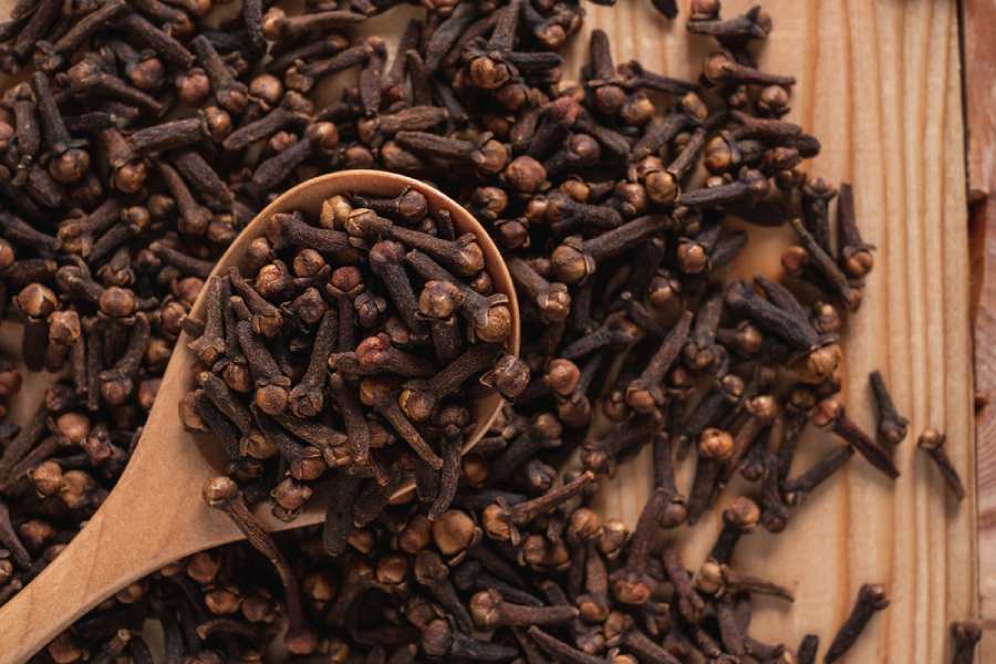 সর্দি-কাশি কমাতেও লবঙ্গ খুবই কার্যকর।