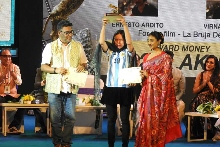 দেশের ফুটবল জার্সি পরে পুরস্কার নিতে উঠলেন আর্জেন্টিনার পরিচালক ভিরনা মোলিনা।