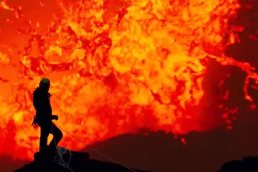 গবেষকদের একাংশ এ-ও বলেন, পৃথিবীর সেই অন্তিম ক্ষণ উপস্থিত হতে হতে অন্য কোনও সৌরজগতের অন্য কোনও গ্রহ বা উপগ্রহে মানুষ তাদের নতুন ঠিকানা খুঁজে নিতে পারে, সে সম্ভাবনাও উড়িয়ে দেওয়া যাচ্ছে না।