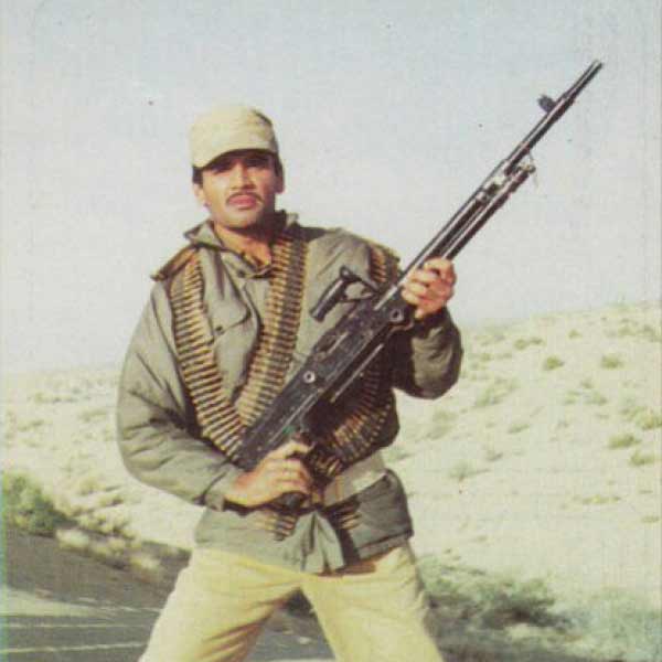 বিএসএফের সেই ছোট্ট দলে ছিলেন ক্যাপ্টেন ভৈরোঁ সিংহ রাঠৌর। যাঁর বীরত্ব আজও প্রত্যেক ভারতীয়কে রোজ প্রেরণা জোগায়। তৈরি হয় তাঁর জীবন-নির্ভর ছবি।