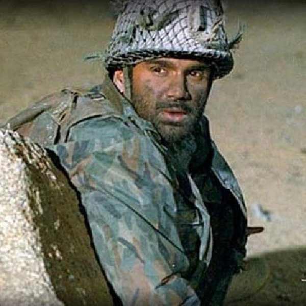 নিজের জীবনকে পরোয়া না করে দেশের জন্য লড়েছিলেন রাঠৌর। তাঁর বীরত্বেই পাক বাহিনীর হাত থেকে রক্ষা পেয়েছিল রাজস্থানের লোঙ্গেওয়ালা ছাউনি।