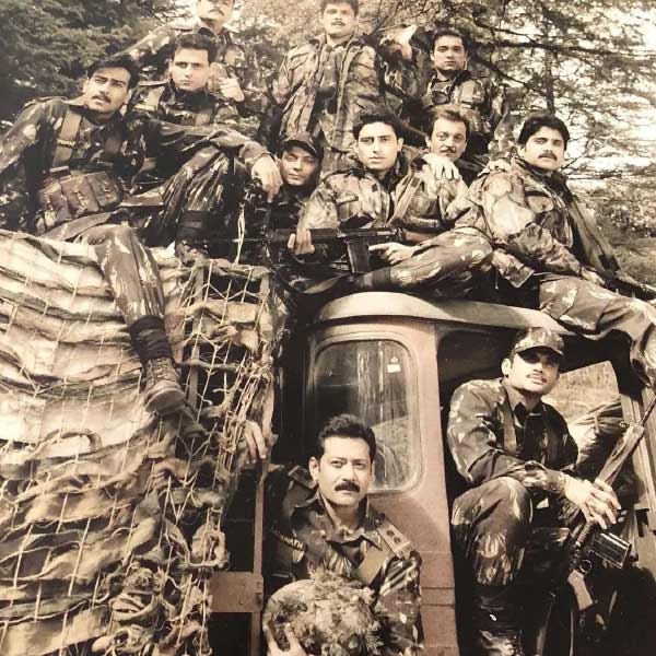 জোধপুর থেকে ১২০ কিমি সোলাঙ্কিয়াতলা গ্রামে থাকে রাঠৌরের পরিবার। মঙ্গলবার সেই গ্রামেই পূর্ণ রাষ্ট্রীয় মর্যাদায় প্রাক্তন বীর সেনার শেষকৃত্য সম্পন্ন করা হয়েছে। 