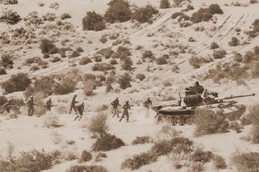 ১৯৭২ সালে সেনাপদক পান রাঠৌর। ১৯৮৭ সালে নায়েক হিসাবে অবসর নেন তিনি। তবে অবসরের পরও তিনি চর্চায় ছিলেন। বিশেষত, ১৯৯৭ সালের পর থেকে তাঁর বীরগাথা ঘরে ঘরে পৌঁছে যায়। সৌজন্যে ‘বর্ডার’ ছবি।