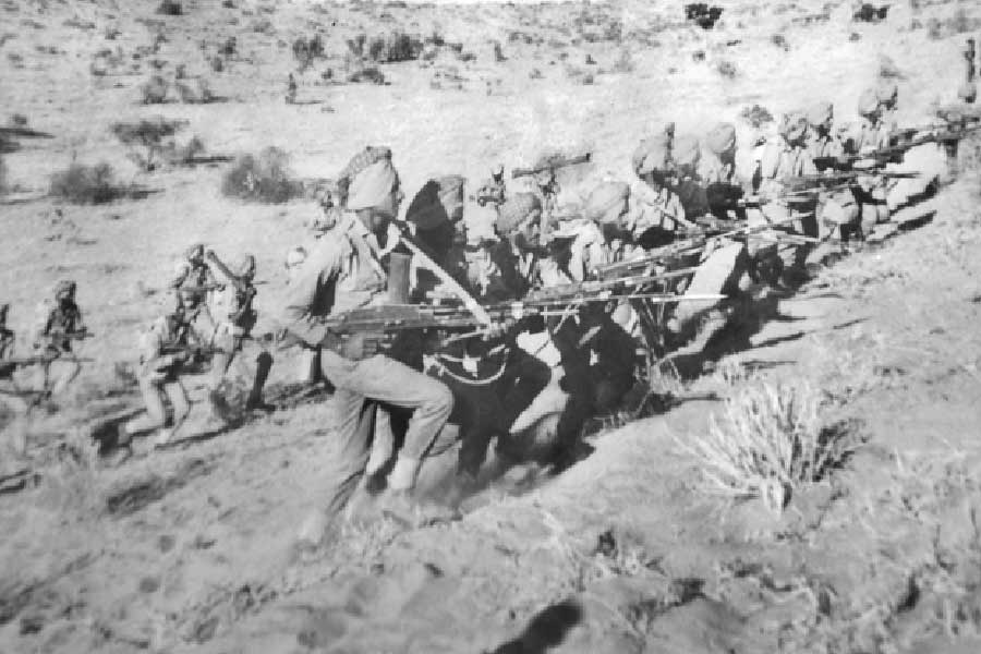 ভৈরোঁ সিংহ রাঠৌরের বীরত্বের কাহিনি দেশের কোণায় কোণায় পৌঁছে দিয়েছিল বলিউডের এই ছবি। ১৯৯৭ সালে মুক্তি পেয়েছিল পরিচালক জে পি দত্তের এই ছবি। যা বক্স অফিসে তুফান তুলেছিল। 