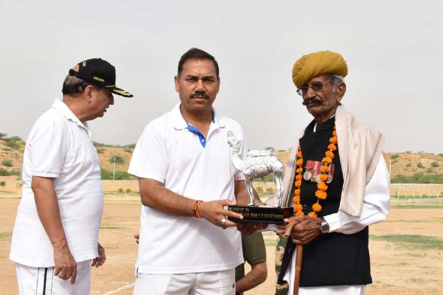 ‘বর্ডার’ ছবি দেখেছিলেন রাঠৌর। পর্দার রাঠৌরের সঙ্গে দেখা করার ইচ্ছাপ্রকাশও করেছিলেন বাস্তবের রাঠৌর। কিন্তু সেই ইচ্ছা পূরণ হয়নি। অধরাই থেকে গেল। 