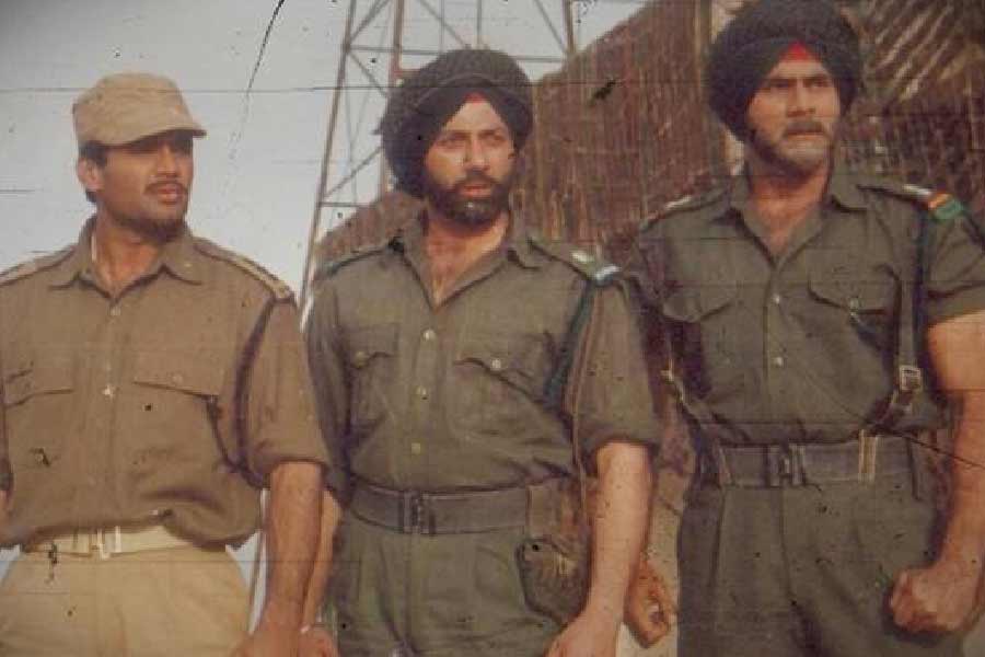 ছবিতে সুনীলের চরিত্রকে দেখানো হয়েছে যে, যুদ্ধের সময় তিনি বিবাহিত। কিন্তু, বাস্তবে যুদ্ধের সময় রাঠৌর বিবাহিত ছিলেন না। ১৯৭১ সালের যুদ্ধের পর বিয়ে করেছিলেন রাঠৌর।