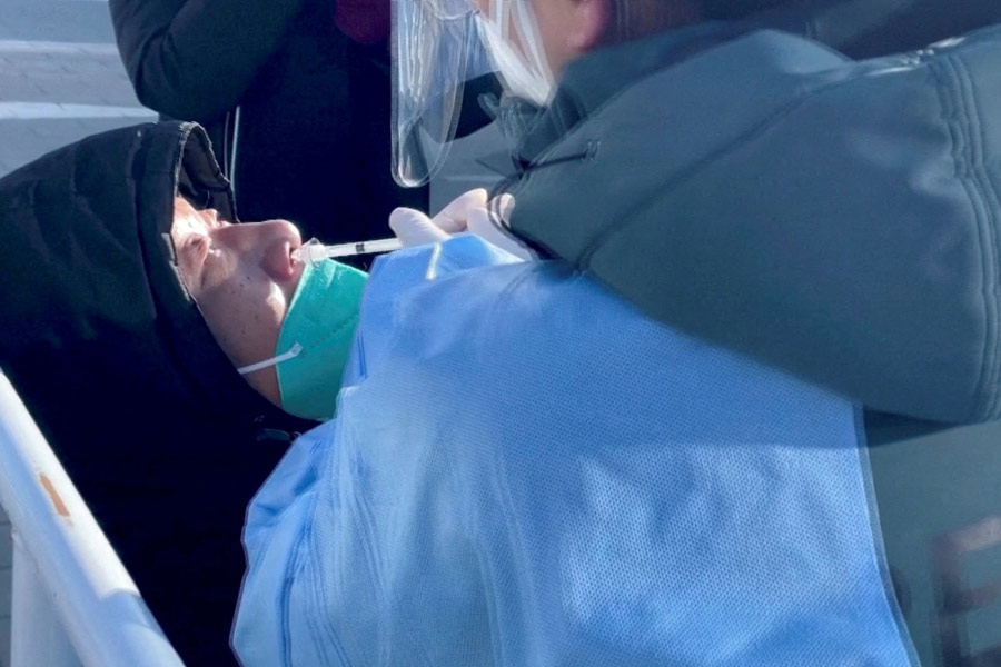 কিছু দিন আগেই বেজিং প্রশাসন জানিয়েছিল, কোভিডে আক্রান্ত ব্যক্তিদের মৃদু উপসর্গ থাকলে কিংবা কোনও উপসর্গ না থাকলে, বাড়িতেই নিভৃতবাসে থাকা যাবে। বহুদিন পর কোভিড নীতি শিথিল হওয়ায় স্বস্তির শ্বাস ফেলেছিলেন সে দেশের নাগরিকরা।