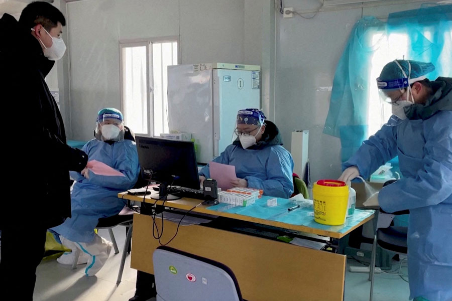 কোভিড পরীক্ষার জন্য প্রয়োজনীয় অ্যান্টিজেন টেস্ট কিটও অমিল চিনে। জ্বরে আক্রান্ত মানুষরা কোভিড পরীক্ষার জন্য দোকানে টেস্ট কিট কিনতে গিয়েও তা পাচ্ছেন না। দোকানগুলির সামনে লিখে দেওয়া হয়েছে, “সব অ্যান্টিজেন টেস্ট কিট বিক্রি হয়ে গিয়েছে।”