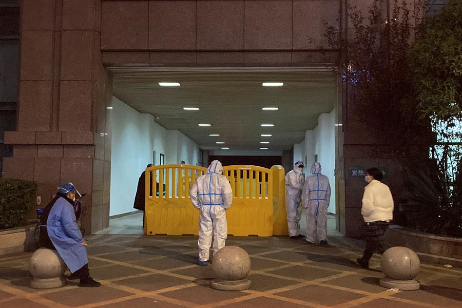 হংকংয়ের স্বাস্থ্যসচিব জানিয়েছেন, শহরে আসা কাউকেই পাব বা রেস্টুরেন্টে যাওয়ার অনুমতি দেওয়া হচ্ছে না। এত দিন শহরে আসা ব্যক্তিরা ৩ দিন নিভৃতবাসে থাকলে তবে পাব বা রেস্টুরেন্টে যেতে পারতেন।