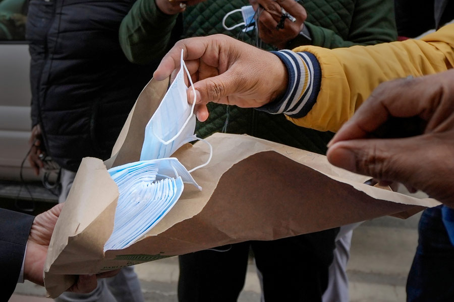 এ বার আগে থেকেই সতর্ক হতে চাইছে বিভিন্ন দেশ। প্রতিবেশী ভারতও কোভিড নিয়ে একাধিক বৈঠক করে ফেলেছে। ভিড়ে মাস্ক পরার অনুরোধ জানানো হয়েছে।