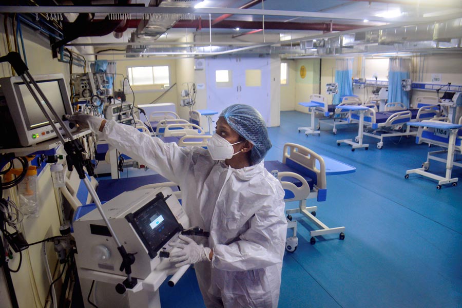 দেশের স্বাস্থ্যমন্ত্রী মনসুখ মান্ডবীয় কোভিড পরীক্ষা বাড়ানোর নির্দেশ দিয়েছেন। প্রাপ্ত নমুনার ভিত্তিতে জিনোম সিকোয়েন্সিং করার নির্দেশ দেওয়া হয়েছে। খেয়াল রাখা হচ্ছে চিন থেকে কোভিডের নতুন কোনও উপরূপ জনসমষ্টির মধ্য ছড়িয়ে পড়ছে কি না।