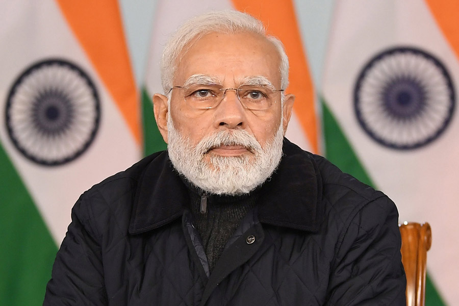 দেশবাসীকে মাস্ক পরার আর্জি জানিয়েছেন প্রধানমন্ত্রী নরেন্দ্র মোদী। বৃহস্পতিবার করোনা নিয়ে উচ্চ পর্যায়ের বৈঠক করেন প্রধানমন্ত্রী। সেই বৈঠকেই মাস্ক পরার বার্তা দিয়েছেন তিনি।