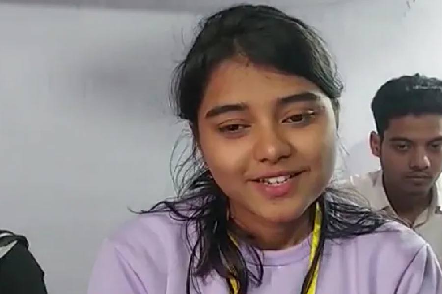 এই সানিয়ার সঙ্গে ওই সানিয়ার বিস্তর ফারাক থাকলেও মিল যথেষ্ট। এক জন বিগত দু’দশক ধরে ভারতের নাম উজ্জ্বল করে আসছেন, আর এক জন দেশের নাম উজ্জ্বল করার পথে। তবে প্রথম মুসলমান মহিলা হিসাবে যুদ্ধবিমান চালকের ছাড়পত্র পেয়ে ইতিমধ্যেই যিনি ইতিহাসের পাতায়।