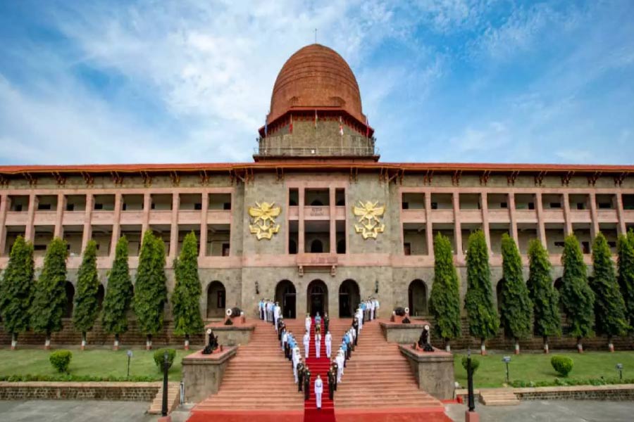 বিমানচালক সানিয়ার জন্য আকাশই সব কিছু। টিভি মেকানিক শহিদ আলির কন্যা সানিয়া ন্যাশনাল ডিফেন্স আকাদেমি(এনডিএ)-র পরীক্ষায় সামগ্রিক ভাবে ১৪৯তম স্থান পেয়েছেন।