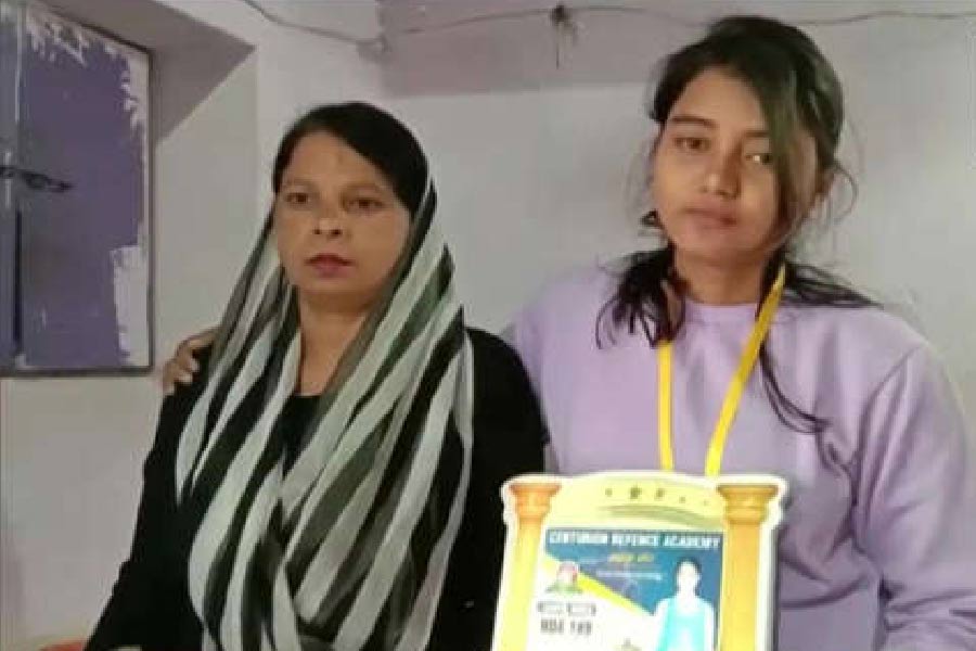 দেহাত কোতোয়ালি থানার অন্তর্গত যশোভার নামের একটি ছোট্ট গ্রামের বাসিন্দা সানিয়া। স্থানীয় পণ্ডিত চিন্তামণি দুবে ইন্টার কলেজ থেকে তিনি মাধ্যমিক পাশ করেন।