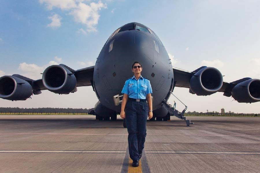 এক সংবাদমাধ্যমে তিনি বলেন, ‘‘মহিলা যুদ্ধবিমান চালকদের জন্য মাত্র দু’টি আসন সংরক্ষিত ছিল। প্রথম বারের চেষ্টায় আমি আসন দখল করতে ব্যর্থ হই। তবে, দ্বিতীয় প্রচেষ্টায় আমি সেই যোগ্যতা অর্জন করেছি।’’