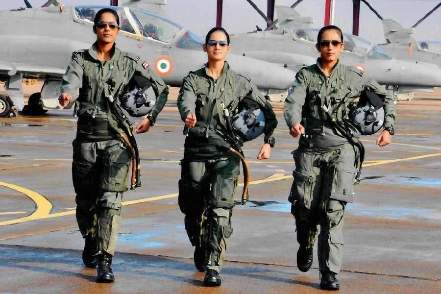 দুই সঙ্গী মোহনা সিংহ এবং ভাবনা কান্থের পাশাপাশি অবনী চতুর্বেদীকে ভারতের প্রথম মহিলা যুদ্ধবিমান চালক হিসাবে ঘোষণা করা হয়েছিল প্রতিরক্ষা মন্ত্রকের তরফে।