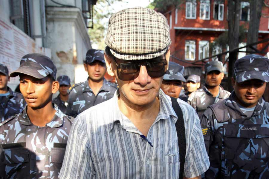 আসামির দোভাষী হিসাবে জেলে পা রেখেছিলেন বছর একুশের তরুণী। প্রথম দেখাতেই সেই আসামির সঙ্গে প্রেমের জোয়ারে গা ভাসালেন ওই তরুণী। আলাপের তিন মাসের মধ্যেই জেলবন্দি অপরাধীর সঙ্গে বিয়ে। এ ভাবেই চারদিকে শোরগোল ফেলে দিয়েছিলেন এক বাঙালি-নেপালি কন্যা। তাঁর নাম নিহিতা বিশ্বাস। যাঁকে বিয়ে করে এই তরুণী হইচই ফেলে দিয়েছিলেন, তিনি ‘বিকিনি কিলার’ চার্লস শোভরাজ। শুক্রবার নেপালে জেল থেকে মুক্ত হলেন তিনি।