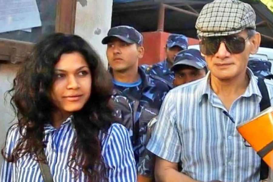 জেলে দোভাষী চেয়েছিলেন শোভরাজ। সেই দোভাষী হিসাবেই জেলে গিয়েছিলেন নিহিতা। তার পর শোভরাজকে প্রথম দেখাতেই মোহিত হয়ে গিয়েছিলেন আইনজীবী-কন্যা।