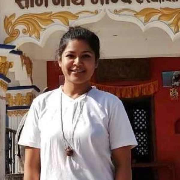 তবে বিগ বসে বেশি দূর এগোতে পারেননি নিহিতা। প্রথম সপ্তাহেই প্রতিযোগিতা থেকে ছিটকে গিয়েছিলেন নিহিতা। বিগ বসের ওই প্রতিযোগীর ব্যক্তিগত প্রশ্ন নিয়ে সরব হয়েছিলেন নিহিতার মা শকুন্তলা। তিনি বলেছিলেন, ‘‘শোভরাজ জেলে বন্দি। নিহিতা নয়। এক জন বন্দির সঙ্গে কী ভাবে যৌন সম্পর্ক স্থাপন হবে?’’