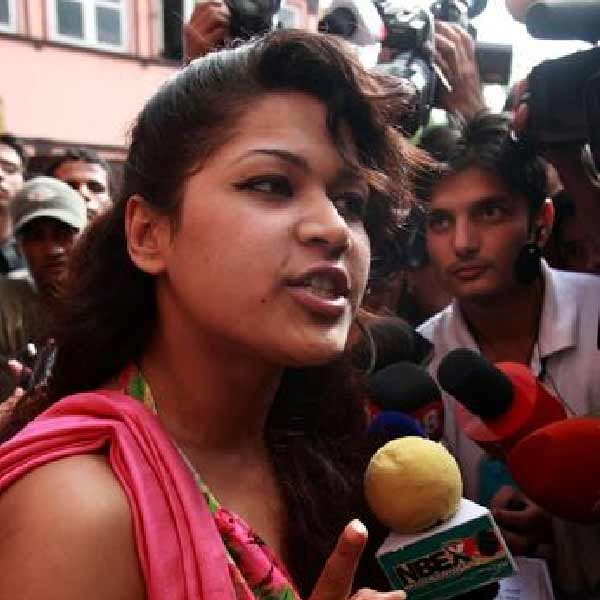 শোভরাজকে মুক্তি দেওয়ার সিদ্ধান্তে খুশি নিহিতার মা তথা আইনজীবী। শকুন্তলা বলেছেন, ‘‘সরকার ওকে বন্দি করে রেখেছিল। সুপ্রিম কোর্ট ওকে বিচার দিল। এই বিচারের জন্য লড়াই চালিয়ে যাচ্ছিলাম। আমি খুশি।’’