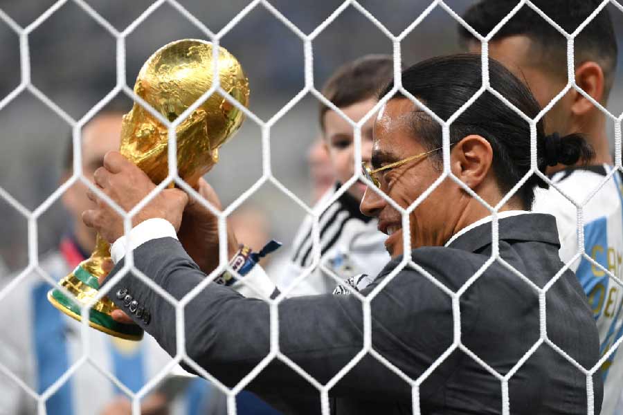 কে এই সল্ট বে? আসল নাম নুসরেত গোকসে। তুরস্কের বিখ্যাত শেফ তিনি। মাংসের স্টেক বানানোয় বিশেষজ্ঞ। এখন পৃথিবীর বিভিন্ন শহরে রয়েছে তাঁর স্টেক হাউস। সেখানে খেতে আসেন খ্যাতনামীরা। তাঁর ফলোয়ারের তালিকাতেও রয়েছেন বিখ্যাতরা।