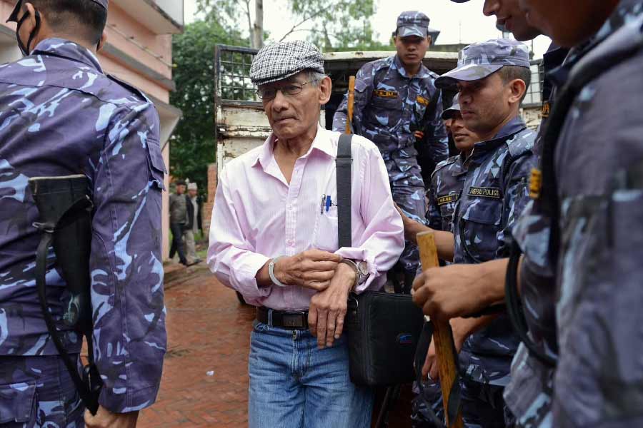 শোভরাজকে মুক্তির নির্দেশের পর এখনও পর্যন্ত নিহিতার প্রতিক্রিয়া পাওয়া যায়নি। বলা ভাল, বহু দিন থেকেই কার্যত অন্তরালে তিনি। ‘বিকিনি কিলার’কে নিয়ে যখন আবার চর্চা চলছে, তখন নিহিতা কোথায়? এ প্রশ্ন তাড়া করেছে কৌতূহলীদের মনে।