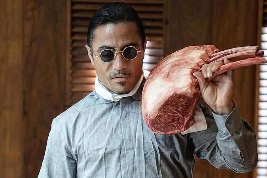 ইনস্টাগ্রামে নুসরেতের ফলোয়ারের তালিকায় রয়েছেন লিওনার্দো ডি ক্যাপ্রিও, ডেভিড বেকহ্যাম। তাঁর রেস্তরাঁয় এসে খেয়ে কাঁটা-চামচ চেটেছেন মারাদোনা থেকে এমবাপে। সমাজমাধ্যমে সেই ছবি পোস্ট করেছেন নুসরেত ওরফে সল্ট বে। 