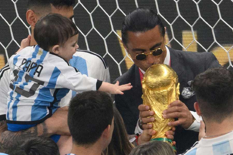 একটি ভিডিয়োতে কাতারের লুসেই অ্যাঙ্খেল ডি-মারিয়ার সঙ্গে প্রায় জোরজবরদস্তি ভাগাভাগি করে বিশ্বকাপ ট্রফি ধরার চেষ্টা করছেন সল্ট বে। গোটা বিষয়টিতে অ্যাঙ্খেল বেশ বিব্রত। স্টেকের উপর যেমন করে নিজস্ব কায়দায় নুন ছিটিয়ে দেন সল্ট বে, ট্রফি লক্ষ করেও একই ভঙ্গিতে হাত তুলে রেখেছেন তিনি।   