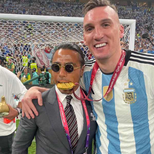 অন্য একটি ভিডিয়োতে ক্রিশ্চিয়ানো রোমেরোর ছোট্ট ছেলের হাত থেকে ট্রফি প্রায় কেড়েকুড়ে নেন সল্ট বে। তাতে রোমেরো বিরক্ত হয়ে খুদেকে নিয়ে সরে যান।