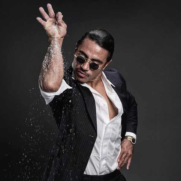 মেসির দৃষ্টি আকর্ষণের যে চেষ্টা সল্ট বে করেছেন, তা সব থেকে বেশি বিরক্তি উদ্রেক করেছে ফুটবল-ভক্তদের। দু’বার মেসি তাঁকে এড়িয়ে যাওয়ার চেষ্টা করেছেন। সল্ট বে নাছোড়। অগত্যা মেসি বাধ্য হয়েই ৩৯ বছরের শেফের সঙ্গে বিশ্বকাপ হাতে একটি ছবি তোলেন। সেই ছবি পরে সমাজমাধ্যমে পোস্ট করেন সল্ট বে।