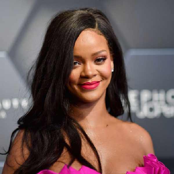 এর আগে ফুটবল বিশ্বকাপের ট্রফি ছুঁয়ে বিতর্কে জড়িয়েছিলেন রিহানা। সালটা ২০১৪। ফাইনালে আর্জেন্টিনাকে এক্সট্রা টাইমে হারিয়ে দেয় জার্মানি। তার পরেই ট্রফি ছুঁয়ে বিতর্কে জড়ান পপ তারকা রিহানা। 