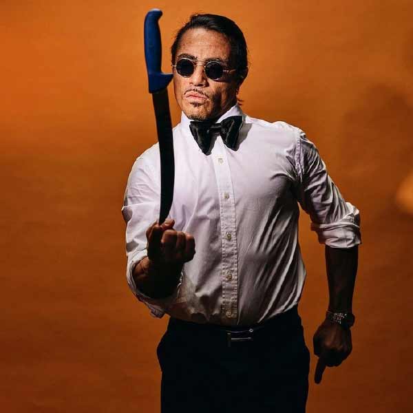 এর আগে তাঁর রেস্তরাঁয় গ্রাহকদের অস্বাভাবিক বিল ধরানোর জন্য বিতর্কে জড়িয়েছিলেন সল্ট বে। ২০২১ সালের সেপ্টেম্বরে পশ্চিম লন্ডনে সল্ট বের রেস্তরাঁয় চারটি নরম পানীয়ের বোতলের দাম নেওয়া হয়েছিল ৪৪ পাউন্ড। ভারতীয় মুদ্রায় প্রায় ৪,৩৮৯ টাকা। বিলটি সমাজমাধ্যমে পোস্ট করার পর তুমুল সমালোচনার মুখে পড়েন তিনি।